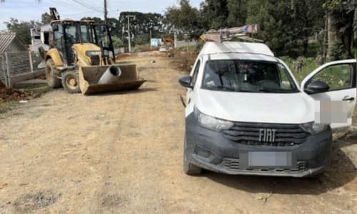 Acidente Inusitado em Mafra: Retroescavadeira Colide com Pick-up de Empresa de Internet
